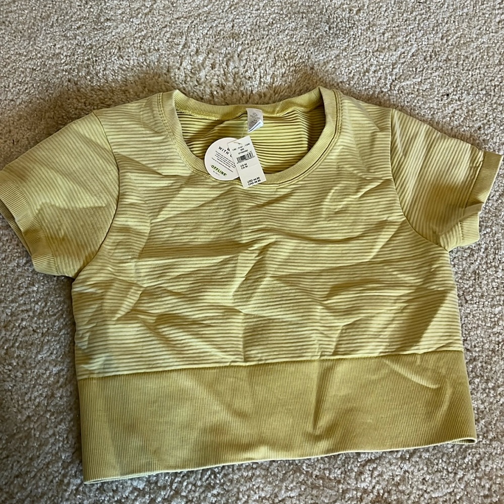 Never worn with tags Yellow-green aerie offline elastic workout top, size M